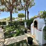 White House With Pool By Homing *