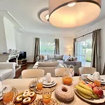 White House With Pool By Homing * Виламура